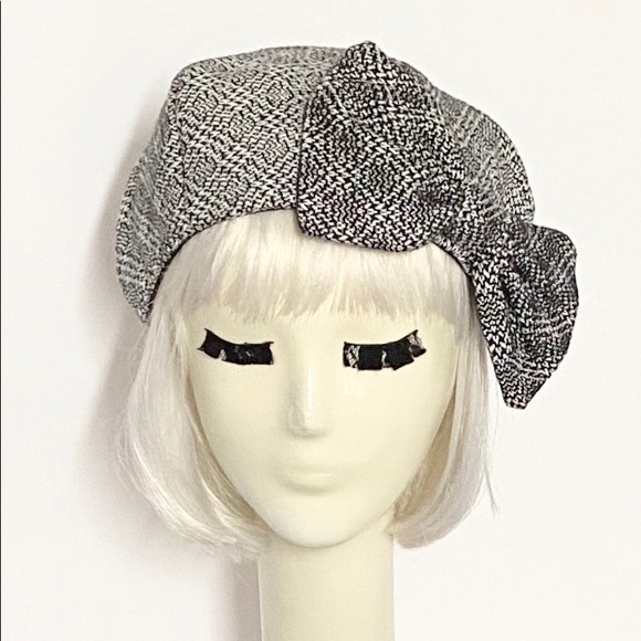 Beret hat bow